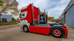 20251019-Tom-Holding-00374